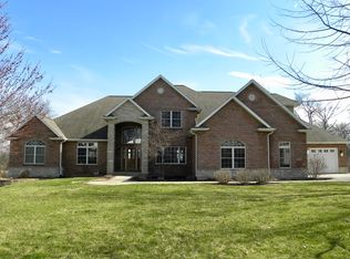 1909 W Leopard Dr, Dixon, IL 61021