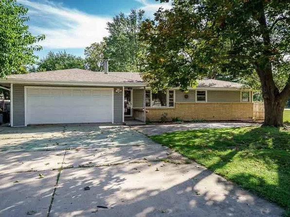 8223 N Alpine Rd, Machesney Park, IL 61115