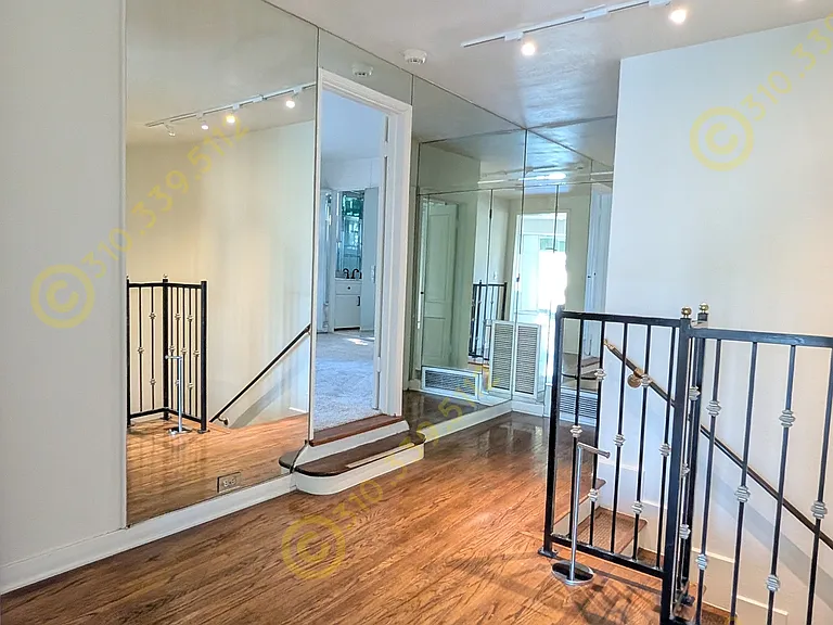 969 N Doheny Dr #1/2 — Photo 17