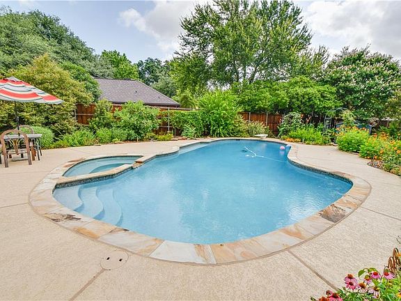 4th image of 402 Rolling Hills Cir