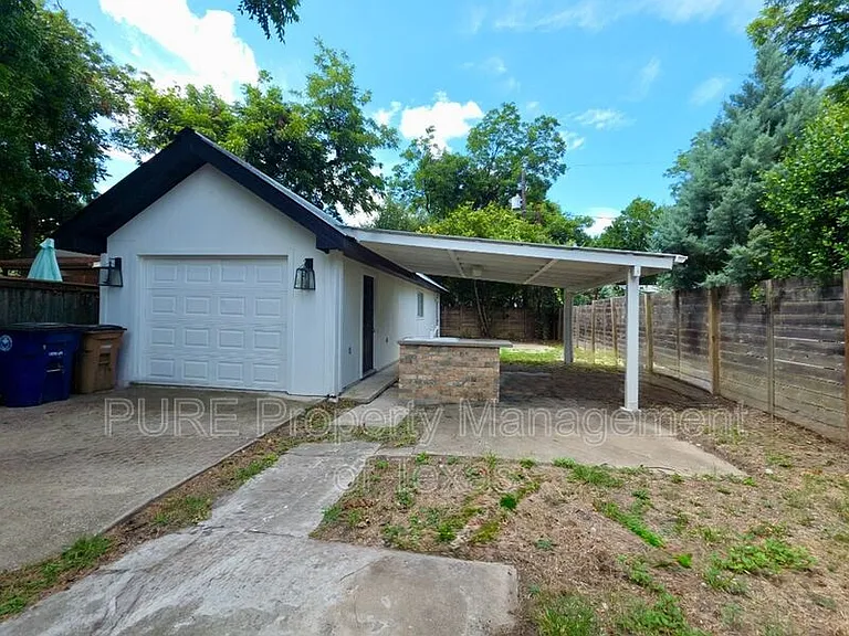 2517 E 4th St — Photo 23