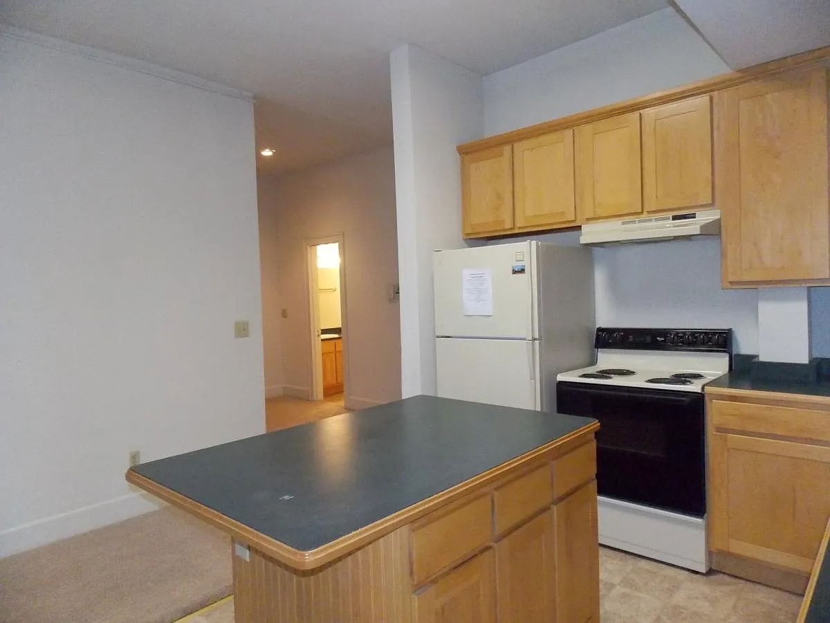 4 bed, 2046 sqft, $3,400 — Photo 3