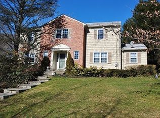 9 Harborview Rd, Port Washington, NY 11050