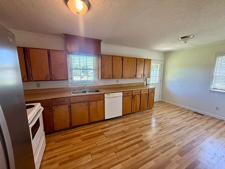 315 E Dameron Ave — Photo 8
