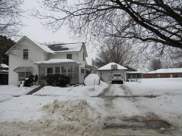 748 N Sycamore St, Monticello, IA 52310