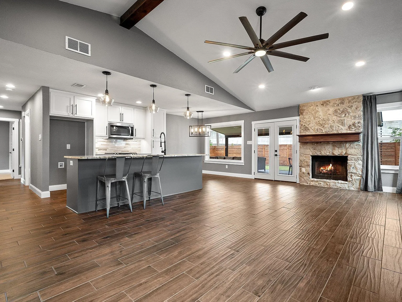 3 bed, 2.0 bath, 1301 sqft, $2,900 — Photo 3