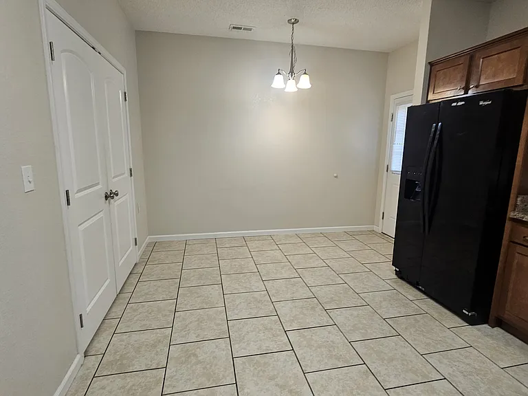 102 Frances Ct — Photo 6