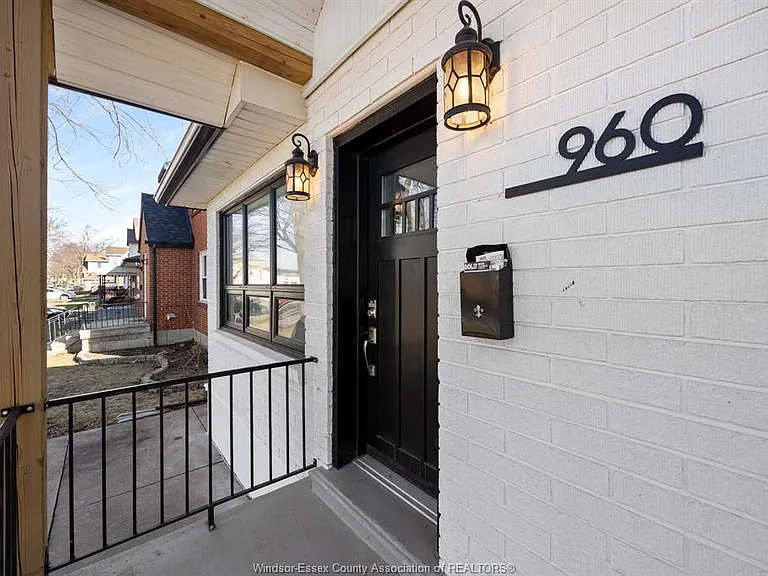 960 Janette Ave — Photo 3