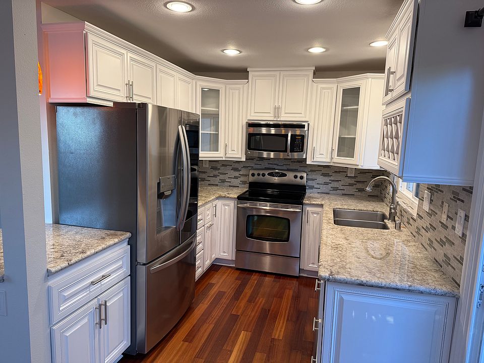 Perfectly updated kitchen, soft close cabinets drawer and doors!