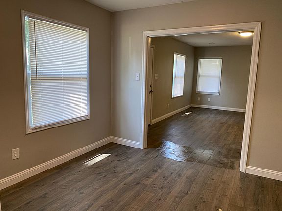 3rd image of 121 Iris Dr
