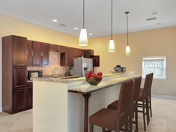 3rd image of 621 Sherwood Dr
