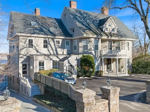 360 Gibbs Ave APT 6, Newport, RI 02840