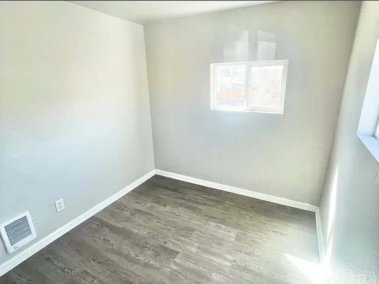 912 Baltic St — Photo 4