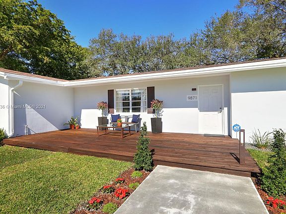 A very large lot of more than 49,000 square feet