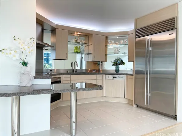 88 Piikoi St APT 811, Honolulu, HI 96814