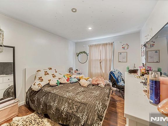4th image of 13 Allen Street #23