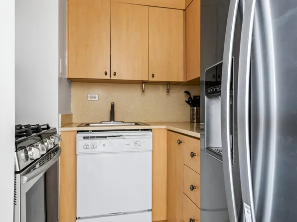 330 East 38th Street image 6 of 9