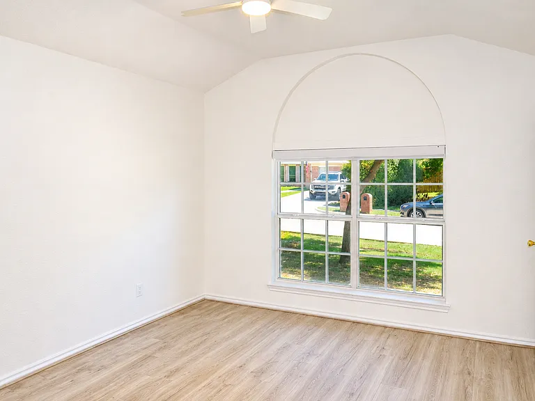 1011 Waterview Dr — Photo 4