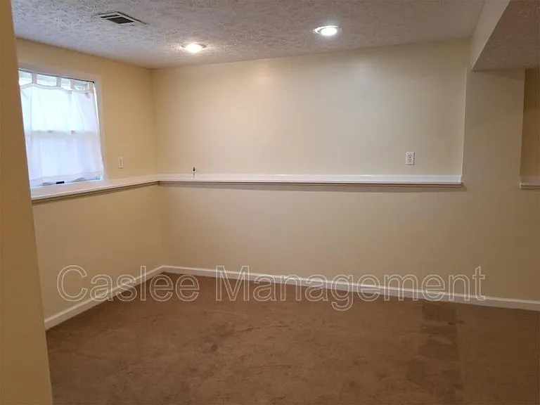 1049 Deleone Dr — Photo 18