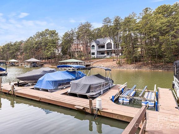 2nd image of 2521 Wellesbourne Ln