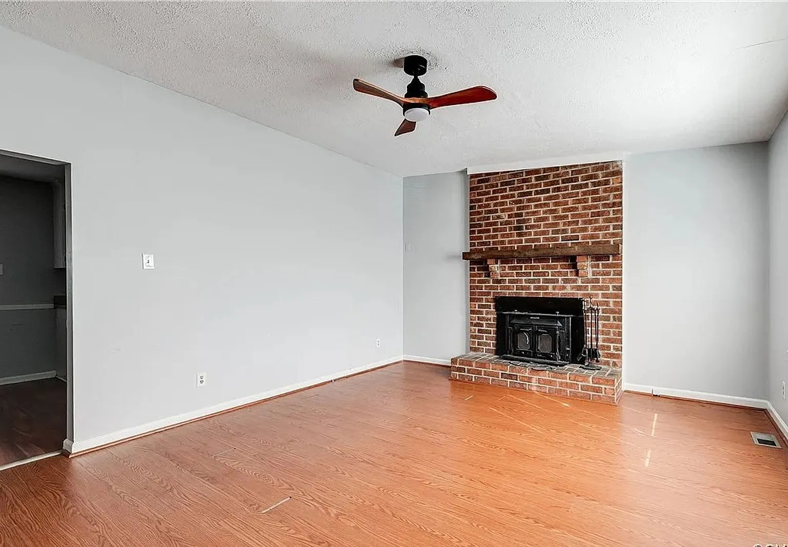 3 bed, 2.0 bath, 1056 sqft, $2,200 — Photo 4