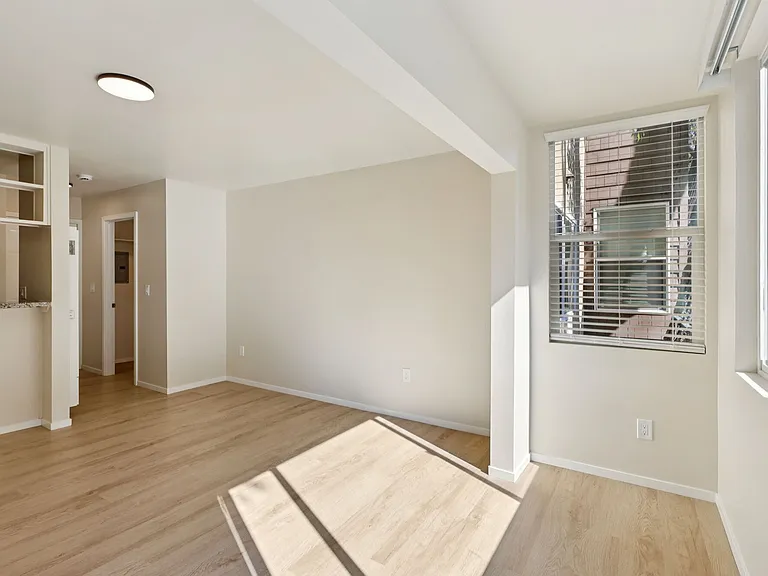2490 Lancaster Dr — Photo 2