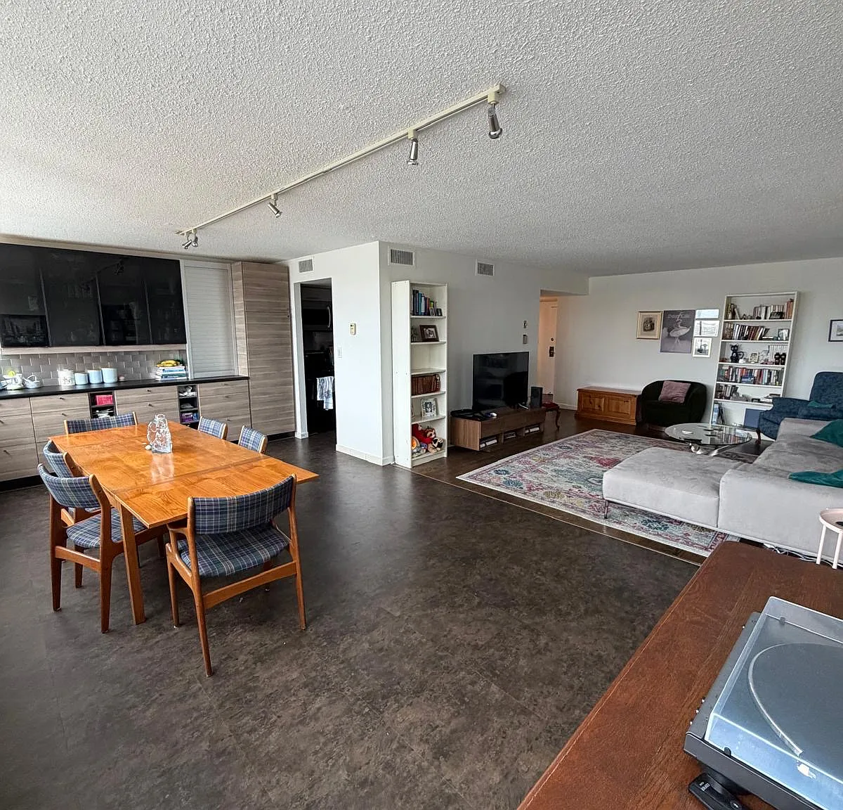 2 bed, 1.5 bath, 1042 sqft, $2,150 — Photo 1