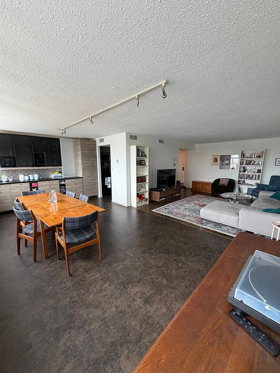 Photo 1 of 28 - 380 Pelissier St #1906 - Windsor, ON Primary Photo - 380 Pelissier St #1906