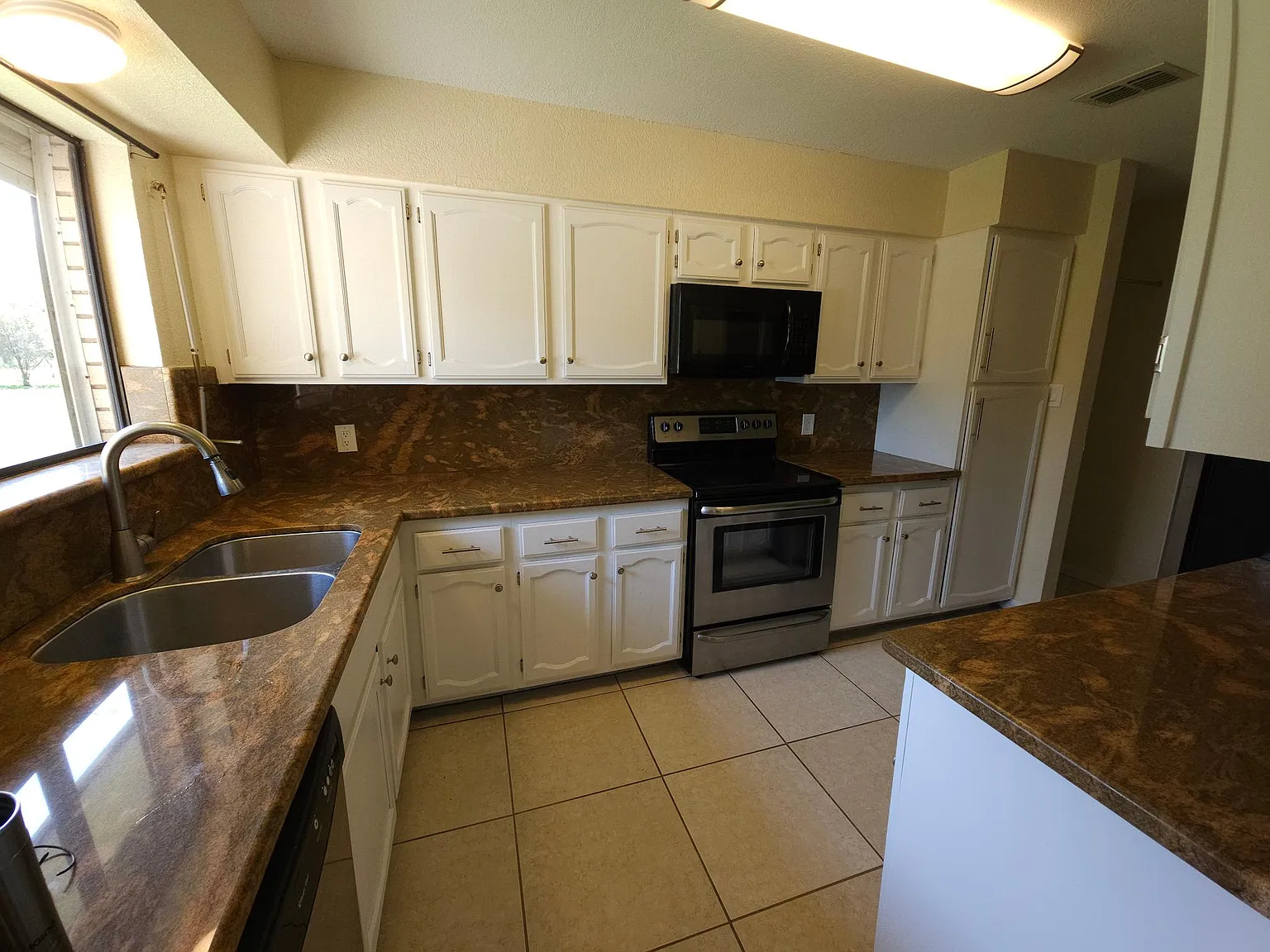 3 bed, 1943 sqft, $2,350 — Photo 4