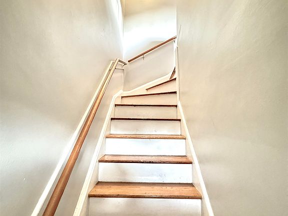 3rd image of 161 Knickerbocker Rd APT D