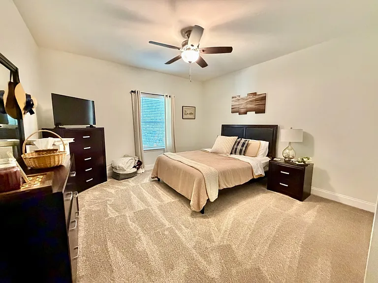 411B Redwood Ave — Photo 14