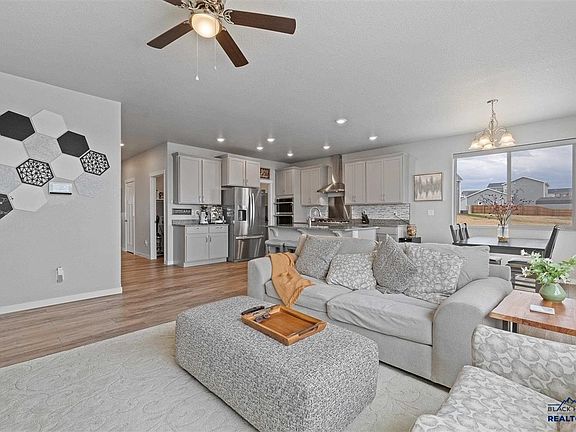 4th image of 654 Aaron Ct