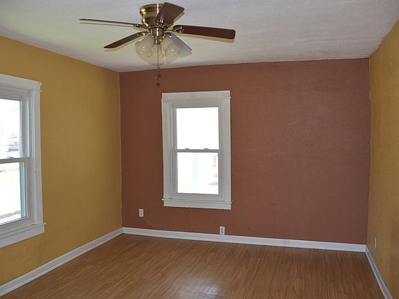 4th image of 2349 Burns Ave