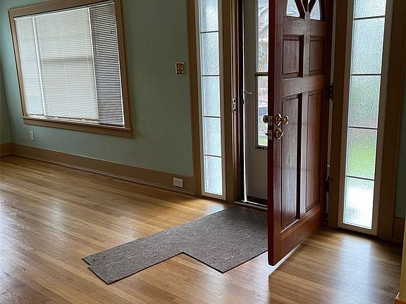 3rd image of 10 NE Hart Court