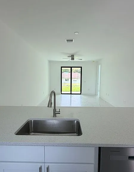496 Loretta Blvd — Photo 3