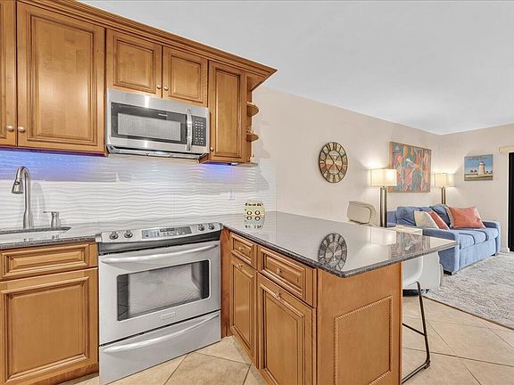 5th image of 2965 NE 8th Terrace #101