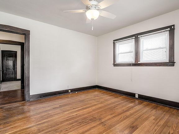 3rd image of 625 Ervay Ave
