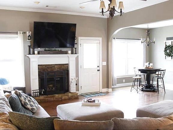 4th image of 16 Apple Wood Ln