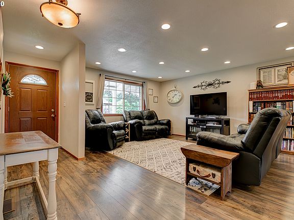 3rd image of 11606 Salmonberry Dr