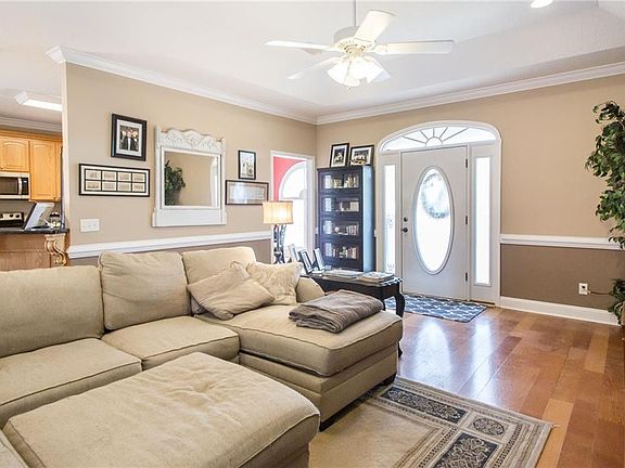 3rd image of 851 Carriage Ln