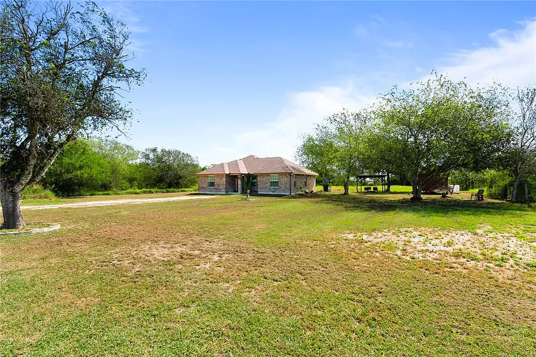 4 bed, 2.0 bath, 1553 sqft, $2,200 — Photo 3