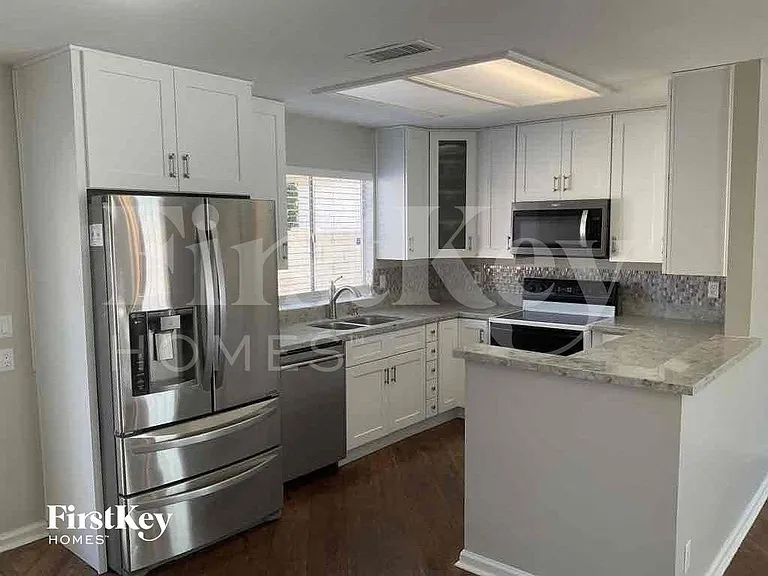 235 N 22nd Pl — Photo 6