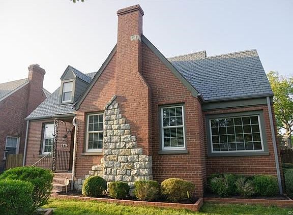 4th image of 1226 Windsor Ave