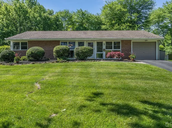 9 Aldrich Rd S, Kendall Park, NJ 08824