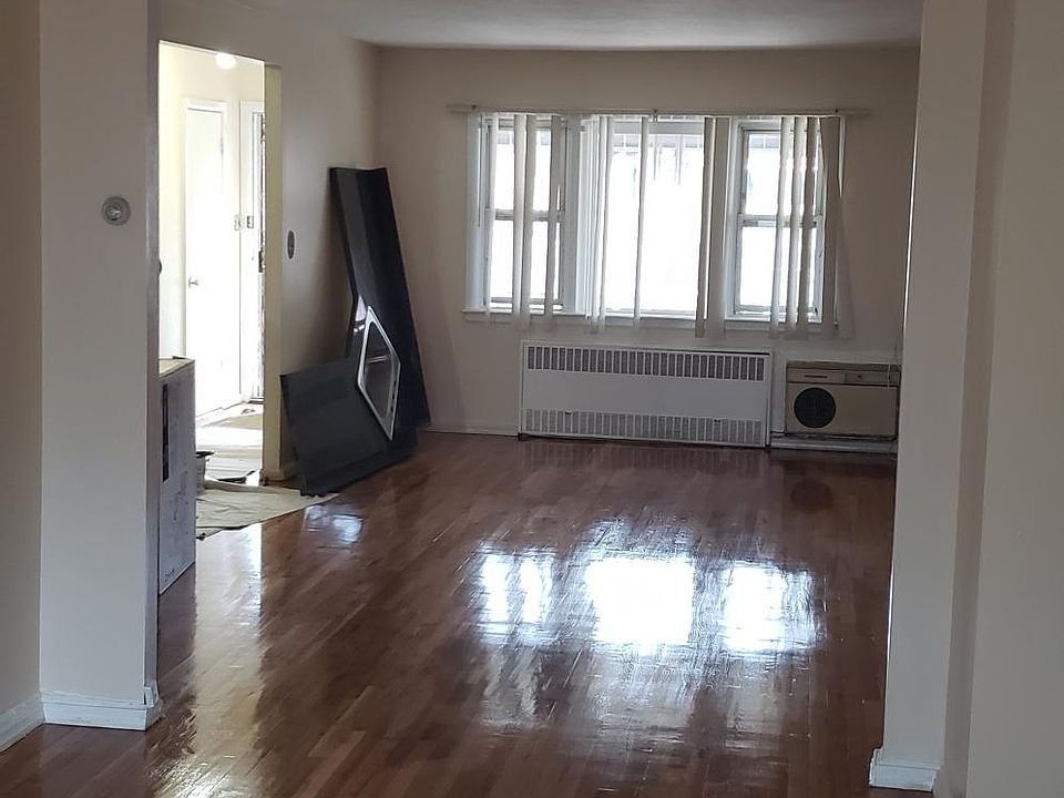 1st image of 930 E 106th St #2