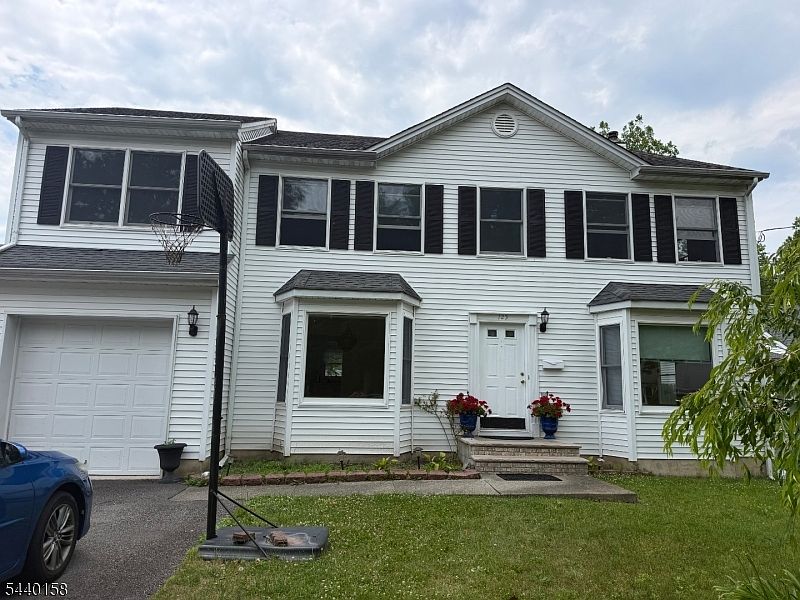 1st image of 125 River Dr