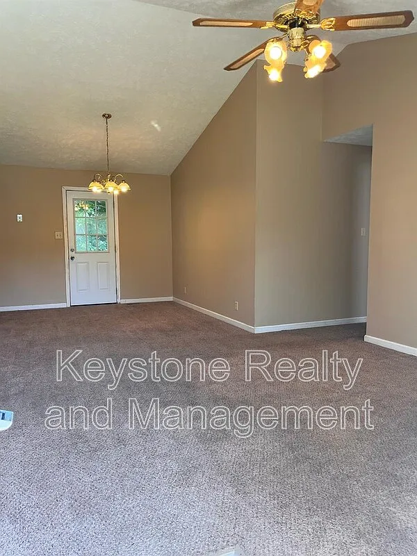 3 bed, 1.0 bath, 1000 sqft, $1,050 — Photo 3