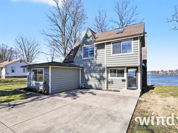 8207 Pokagon Rd, Watervliet, MI 49098