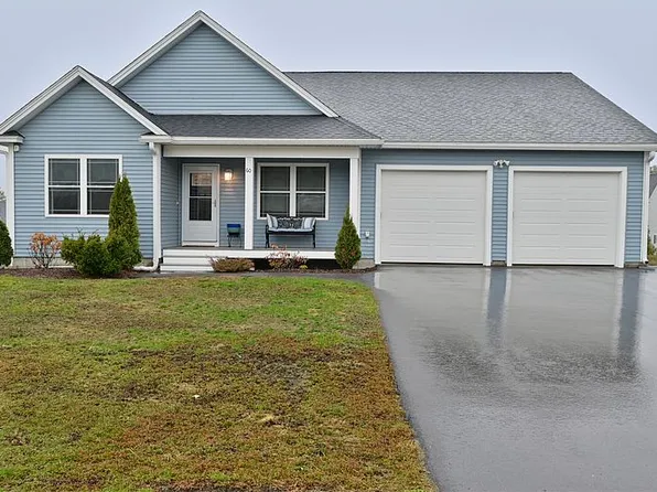 60 Curtis Commons Cir, Milford, NH 03055