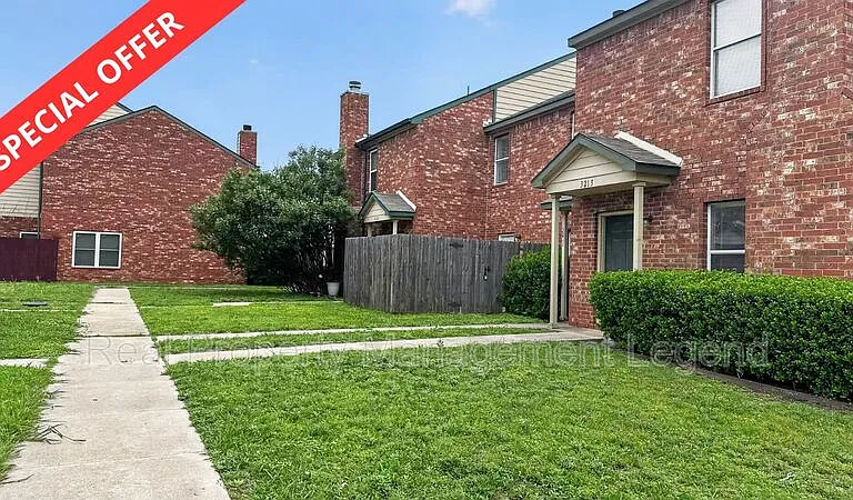 3211 Roundtree Ln — Photo 1